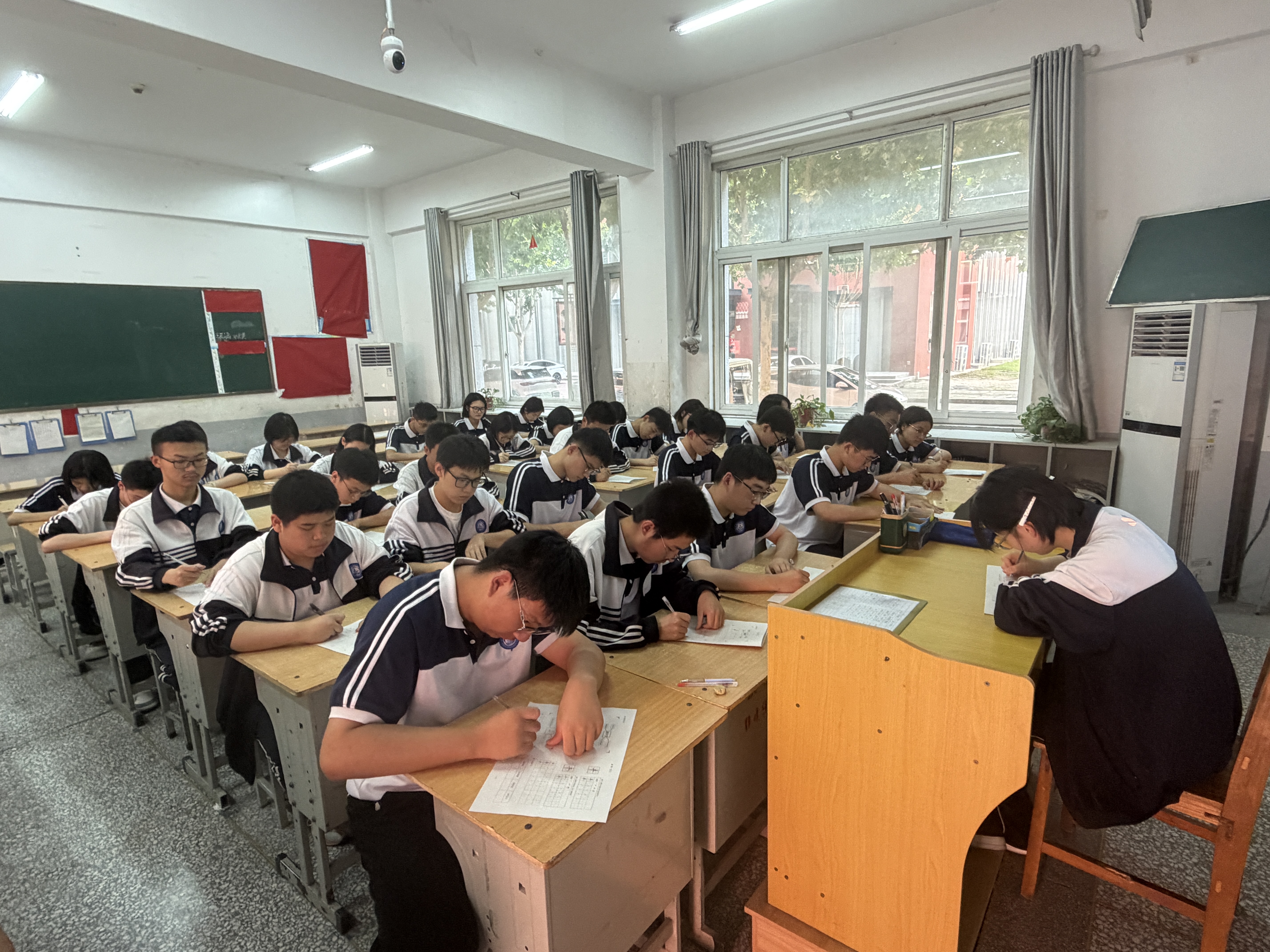 某市第一中学校园